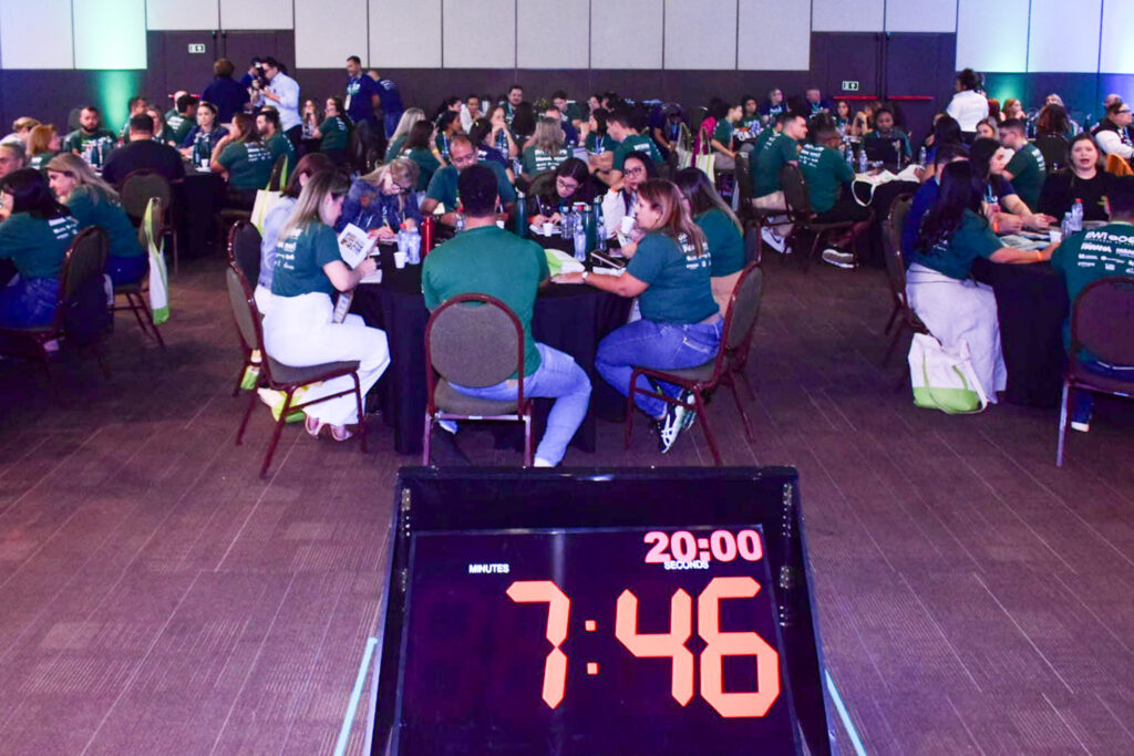 A rodada de negócios teve um tempo determinado para cada fornecedor apresentar seus produtos indo de mesa em mesa