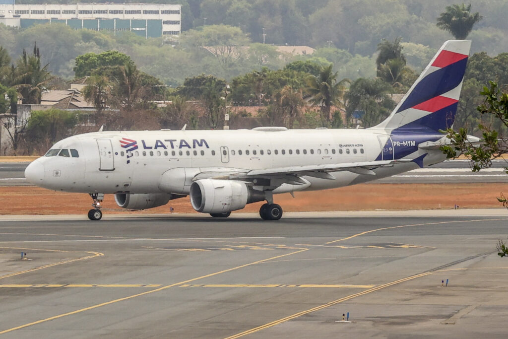 Latam terá mais de 2 mil voos extras na alta temporada e lança seis novas rotas no Brasil 1 Aeroporto de Brasilia Aviao LATAM Credito ERIC RIBEIRO ME 1 Latam terá mais de 2 mil voos extras na alta temporada e lança seis novas rotas no Brasil