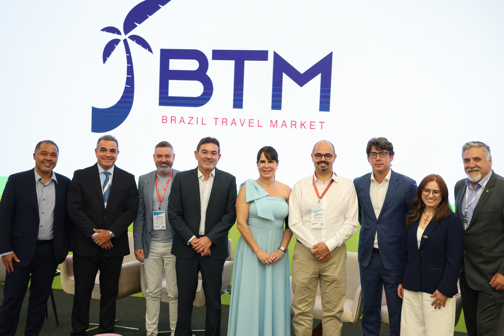 Após o corte da fita autoridades presente na abertura do BTM