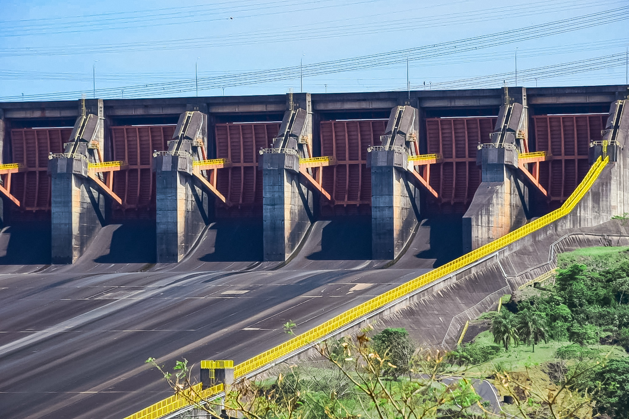 As portas do vertedouro pesam toneladas e só são abertas para escoamento do excesso de água As portas do vertedouro pesam toneladas e só são abertas para escoamento do excesso de água