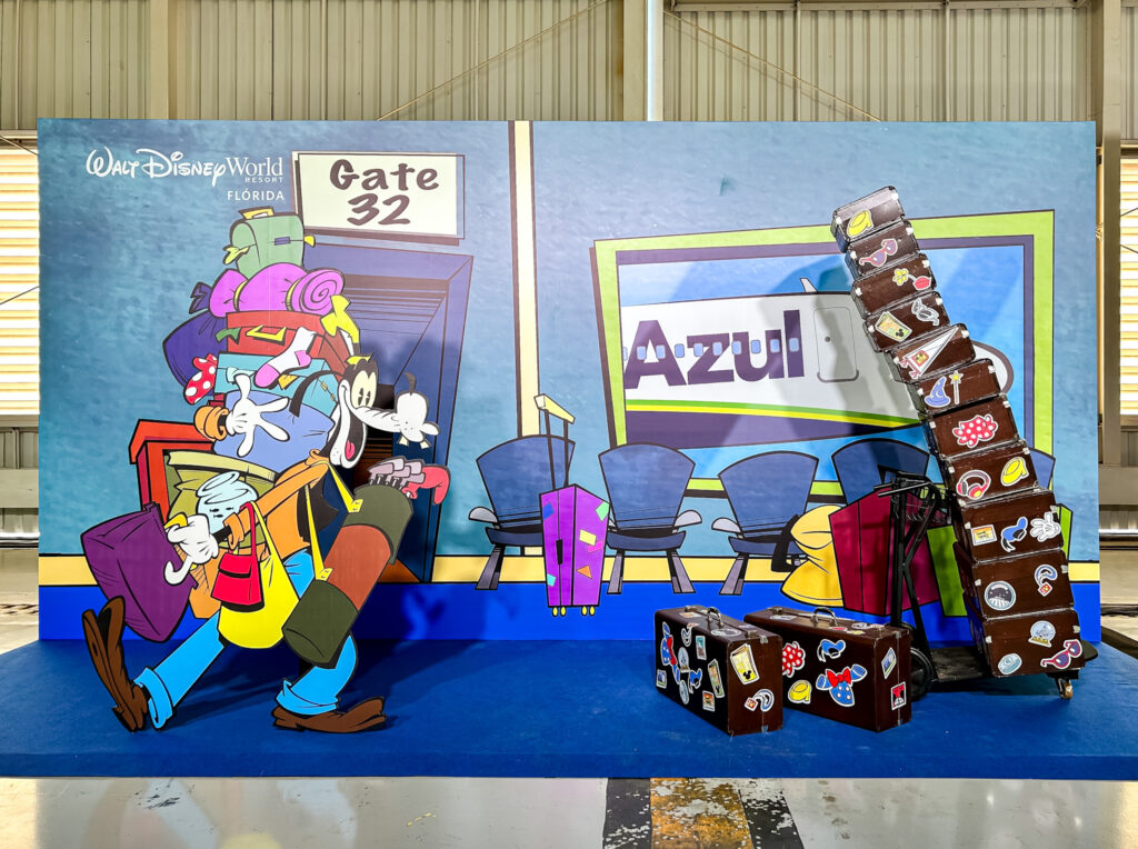 Backgrounds para fotos foram espalhadas no hangar da Azul