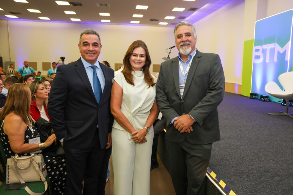 Breno Mesquita, do BTM, Ivana Bezerra, presidente da ABIH-CE, e Aldo Siviero, da Fenactur