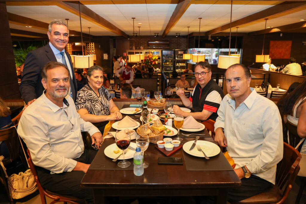 Breno Mesquita, do BTM, com Alexandre Brandão, Peter Mangabeira, Mônica Brandão, e Ricardo Vasconcelos, da Abav-MG