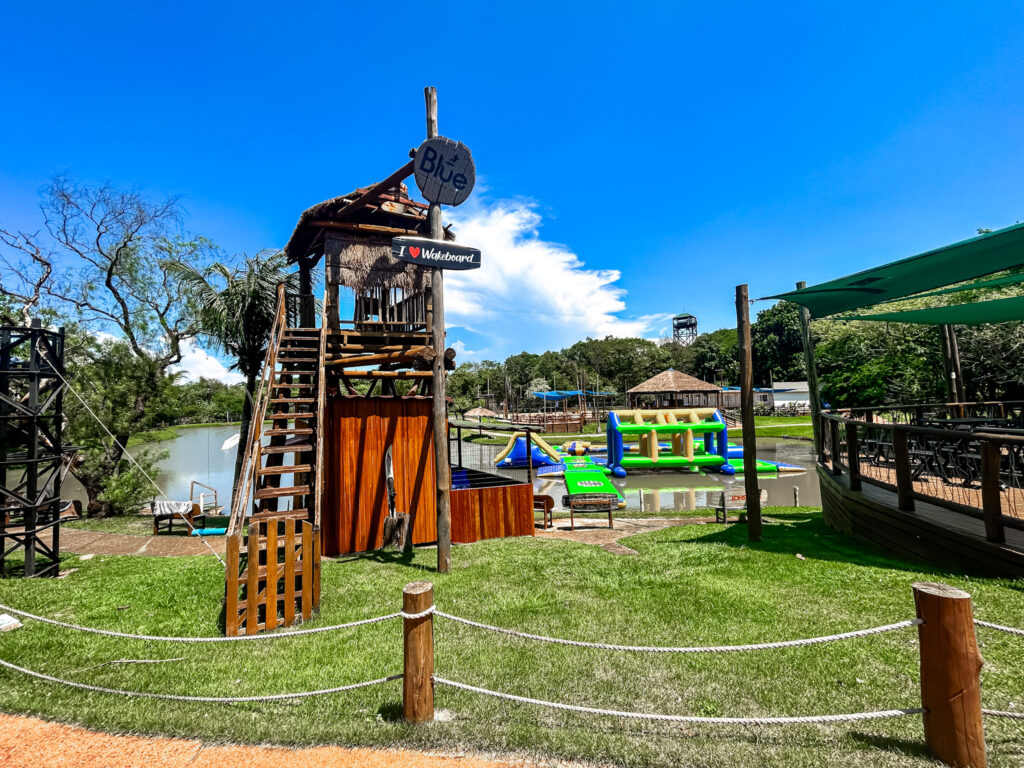 Brinquedos e esportes náuticos estão disponíveis no Blue Park Brinquedos e esportes náuticos estão disponíveis no Blue Park