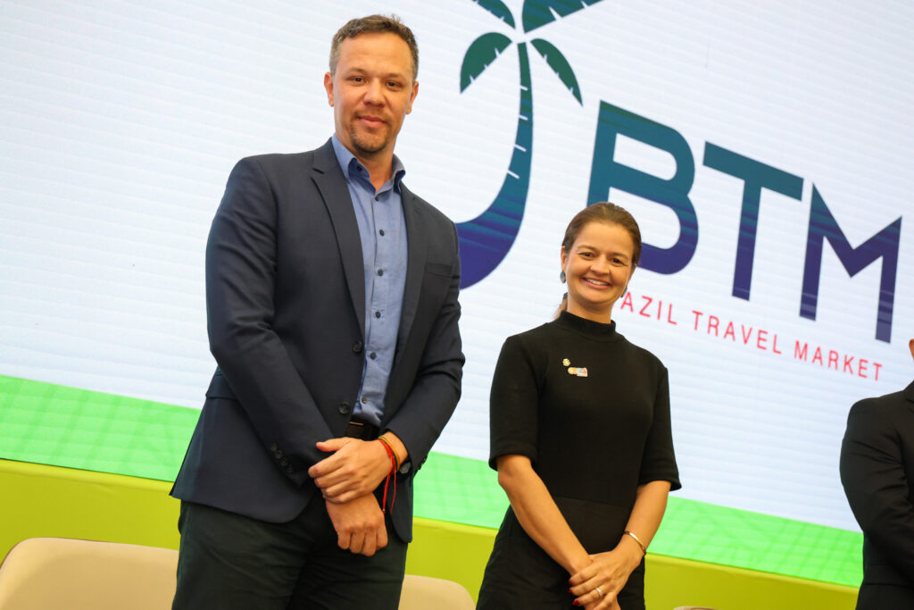 Bruno Reis, da Embratur, e Yrwana Albuquerque, secretaria de turismo do estado do Ceará