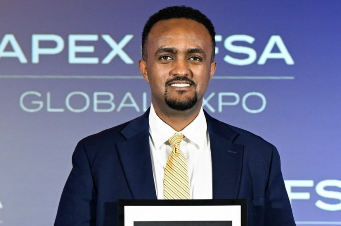 Ethiopian Airlines recebe prêmio de Melhor Companhia Aérea da África no APEX Passenger Choice Awards 2025 1 CEO do Grupo Ethiopian recebeu a honraria no APEX Passenger Choice Awards (Divulgação/Ethiopian Airlines)