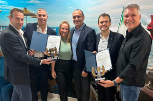 André Allegri e Alex Calabria, executivos da Krooze, entregando os prêmios de Melhor Serviço a Bordo e Melhores Cruzeiros Temáticos para Dario Rustico e Ruy Ribeiro, com a presença de Monica Steinwascher e Theodoro Mazzini, organizadores do Dançando a Bordo (Divulgação/Costa Cruzeiros)