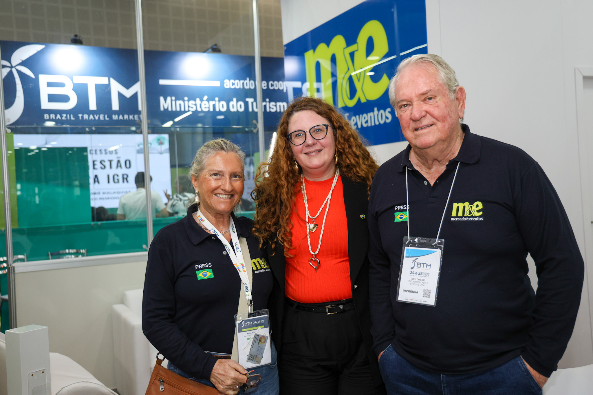 Carina Camara, coordenadora de articulação com trade nacional da Embratur, entre Rosa Masgrau e Roy Taylor, do M&E Carina Camara, coordenadora de articulação com trade nacional da Embratur, entre Rosa Masgrau e Roy Taylor, do M&E