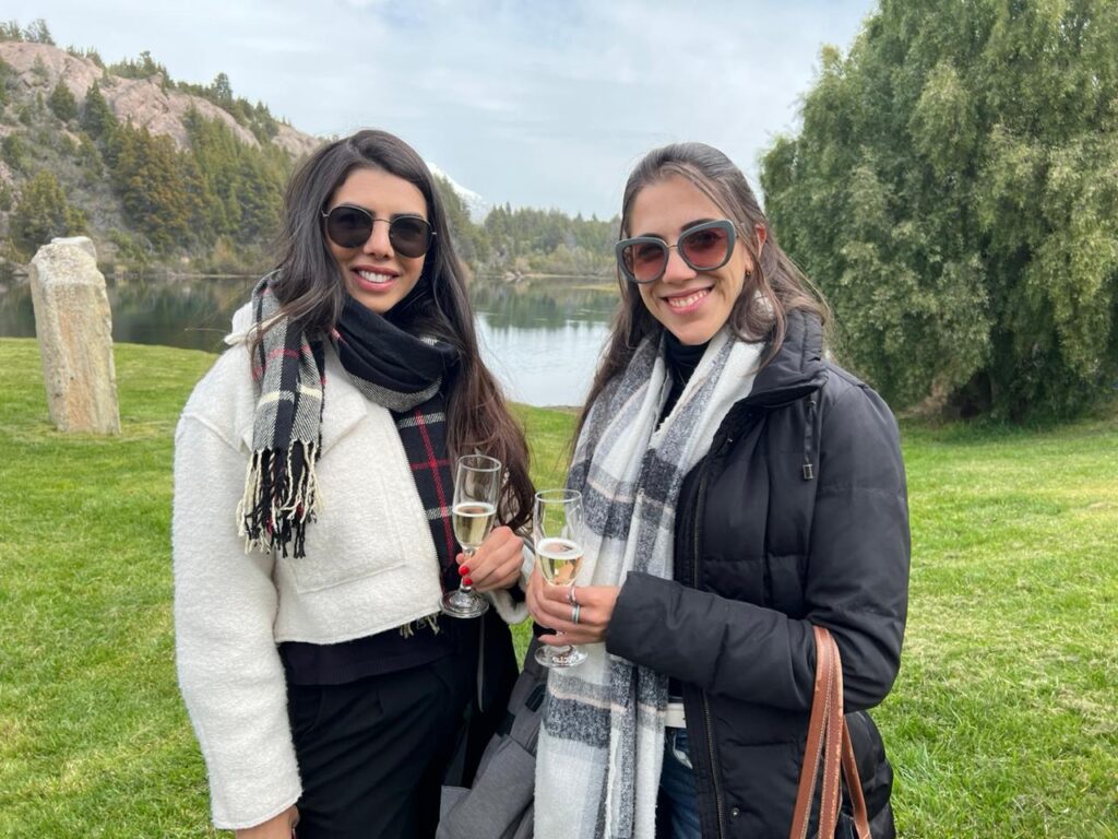 Cássia Sakai da Travelex e Larissa Di Donato do Turismo de Dubai