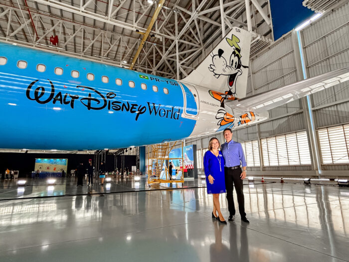 Azul e Disney celebram Dia das Crianças apresentando aeronave do Pateta; veja fotos 2 Cinthia Douglas da Disney e Daniel Bicudo da Azul e1728754446843 Azul e Disney celebram Dia das Crianças apresentando aeronave do Pateta; veja fotos