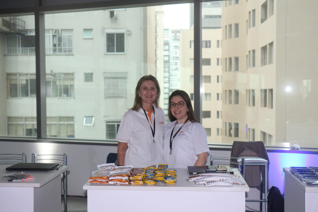 Cintia Andrade e Gisele Farias, da Gol