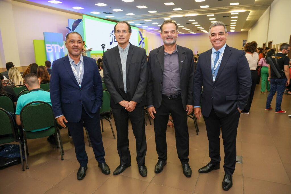 Cláudio Jr., e Breno Mesquita, do BTM, com Peter Mangabeira, presidente da Abav-MG, e Alexandre Brandão, da Abav-MG