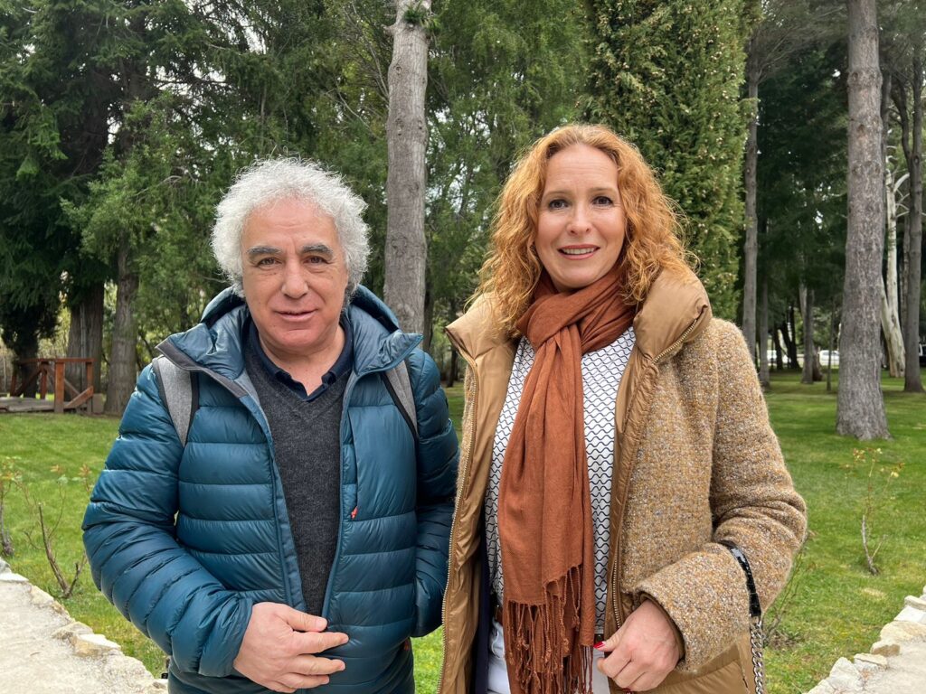 Cristiane Cavalli, da Posiciona Travel Trade Marketing, e Daniel Leguizamón, assessor do Ministério de Turismo e Áreas Protegidas de Chubut