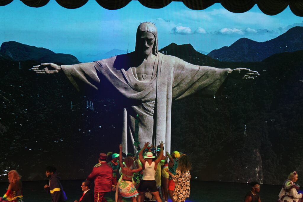 Cristo Redentor atento à festa popular