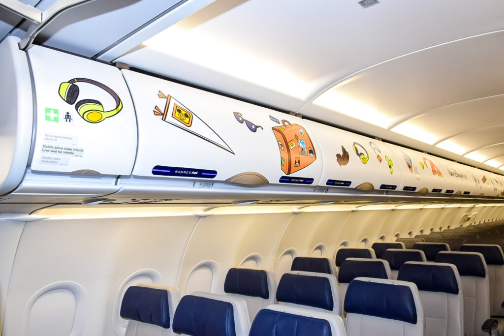 De ponta a ponta, o bagageiro da aeronave é personalizado