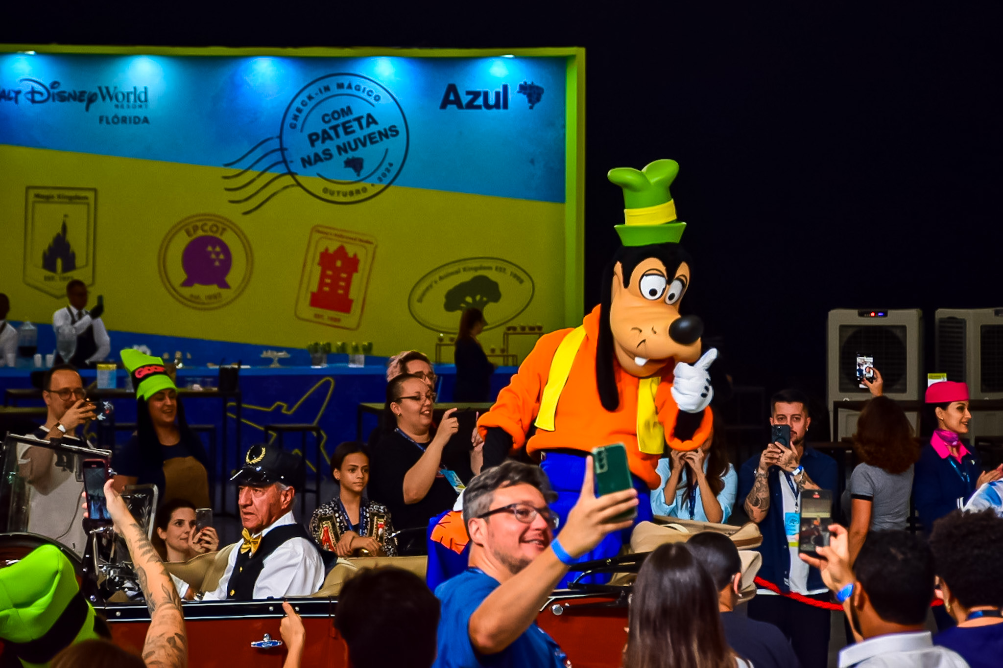 Durante seu desfile, Pateta cumprimentou o público Durante seu desfile, Pateta cumprimentou o público