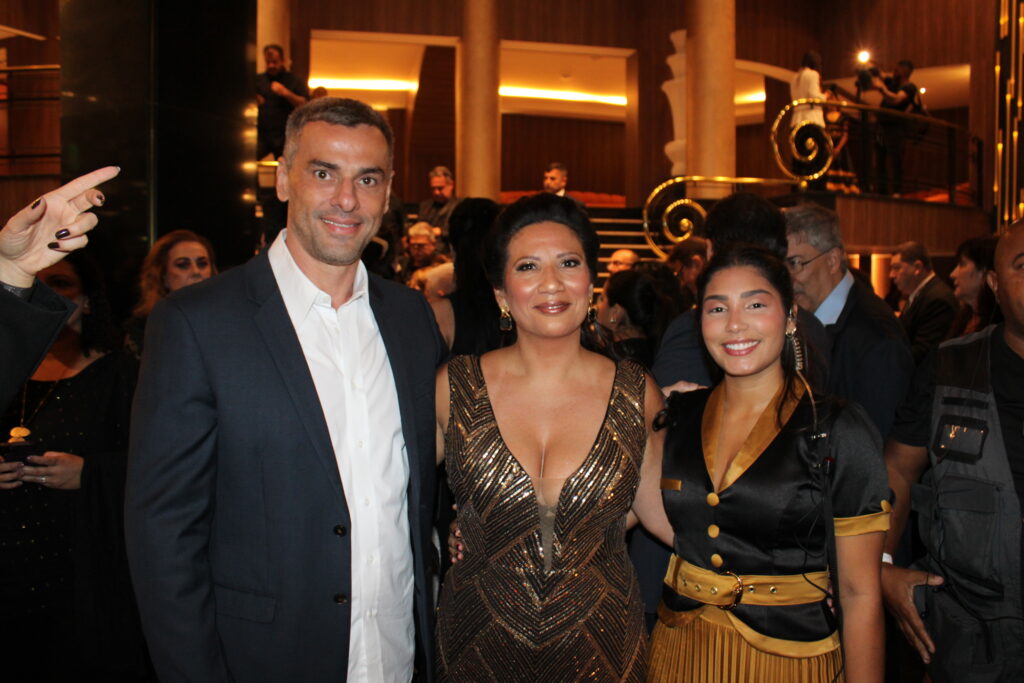 Eduardo Borghetti, CEO do Hotel Nacional, Ingrid Videira, diretora de Vendas e Marketing do Roxy Dinner Show, e a hostes do equipameno, Natália