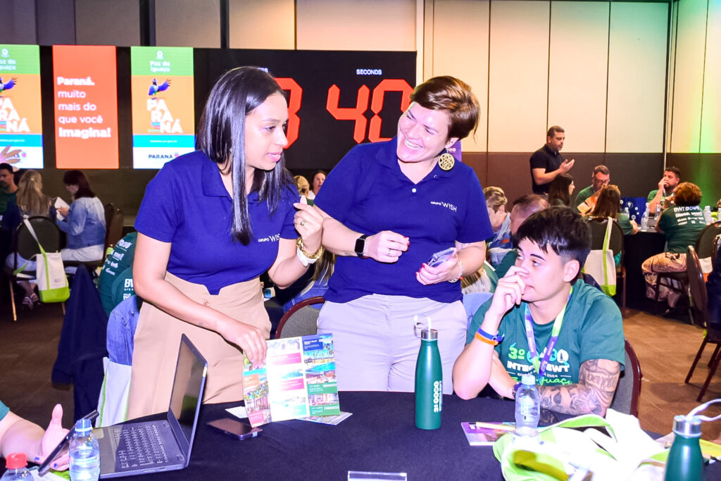 Equipe do Wish Hotéis apresentando seus empreendimentos