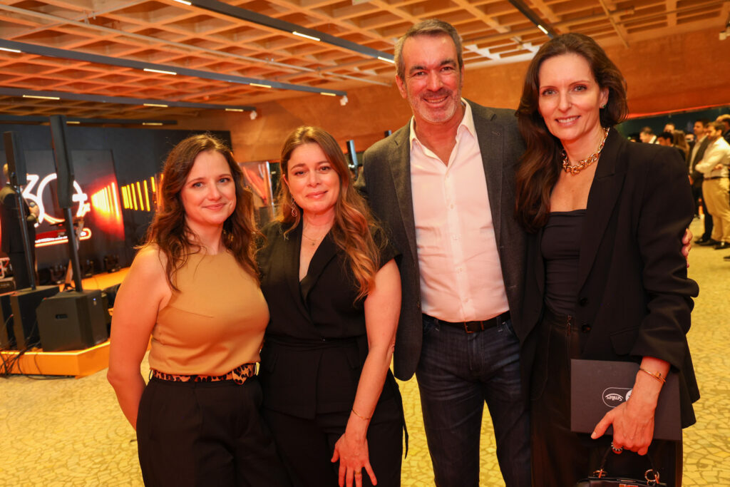 Estela Brandão, CDO da Smiles, Carla Fonseca, CEO da Smiles e Vice-presidente da Gol, com Eliana Mota de Oliveira e Constantino Oliveira Junior, Fundador e presidente do Conselho da Gol