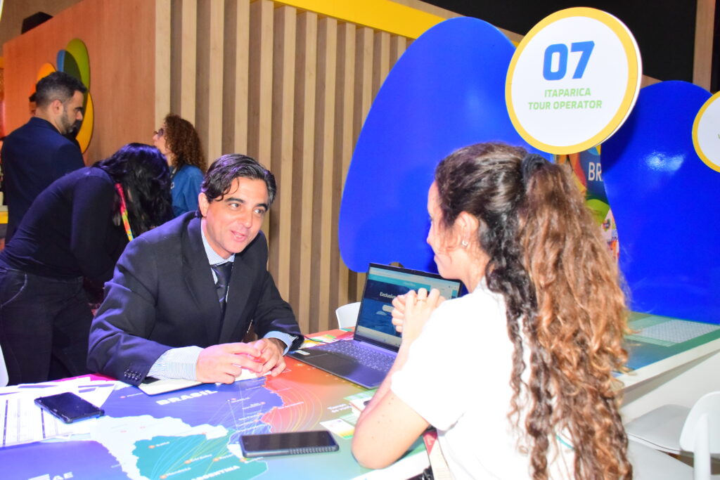 Executivo do Itaparica Tour Operator em atendimento na FIT 2024