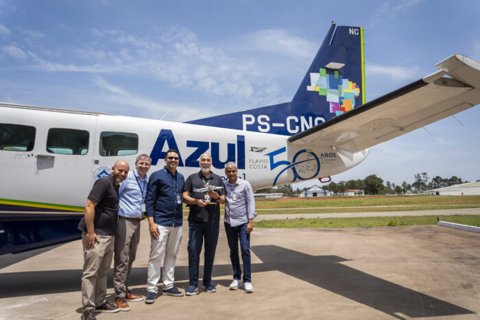 Azul Conecta homenageia Flavio Costa pelos seus 50 anos de aviação 1 Executivo participou da fundação da Azul Linhas Aéreas, em 2008, e hoje ocupa a vice-presidência técnica da companhia (Divulgação Azul/Guilherme Ramos)