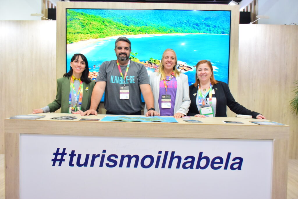 Francimeire Coelho e Fernanda Galli, da Embaixada do Brasil na Argentina com a equipe de Ilhabela na FIT 2024