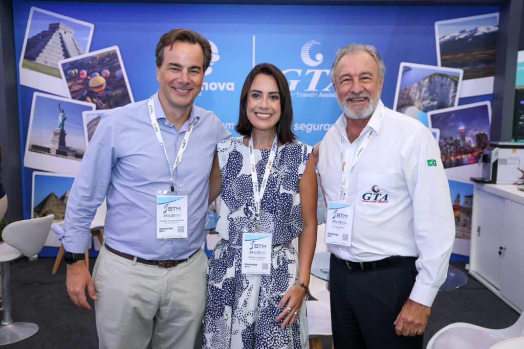 Gabriel Charbonnieres e Amanda Senedesi, da Iza Seguradora, e Celso Guelfi, da GTA