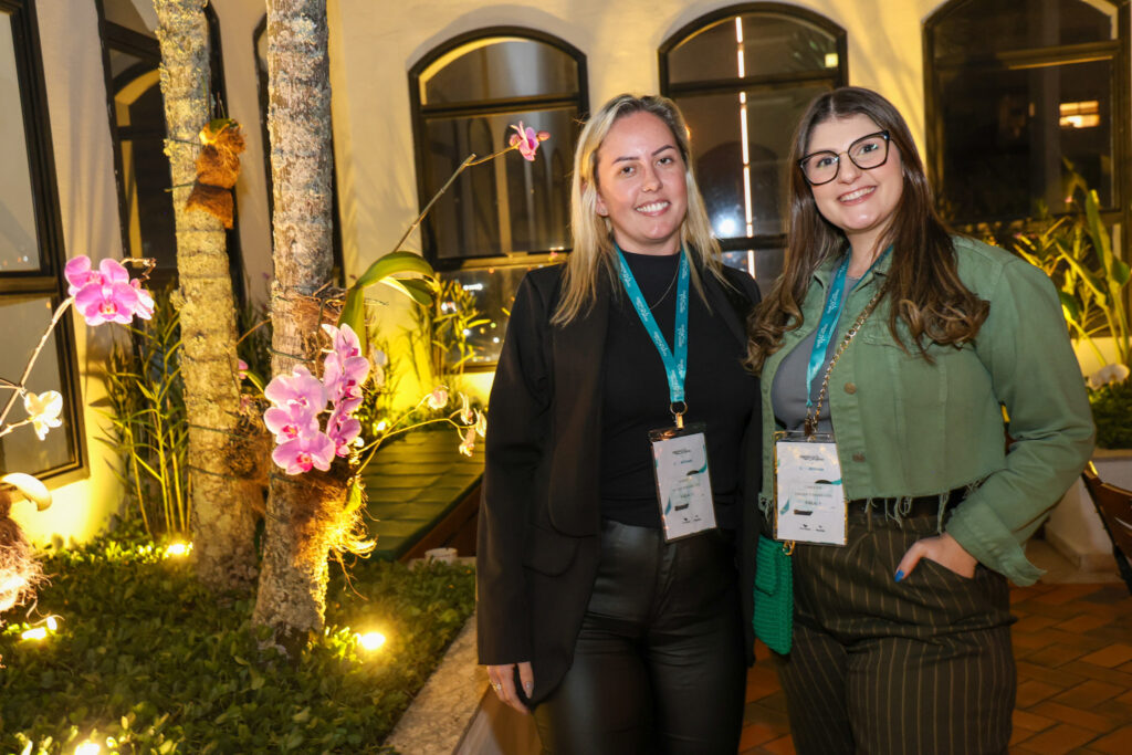 Gabriela Fortes, da My Trip Turismo, e Caroline Schimidt, da Sergios Turismo Gabriela Fortes, da My Trip Turismo, e Caroline Schimidt, da Sergios Turismo