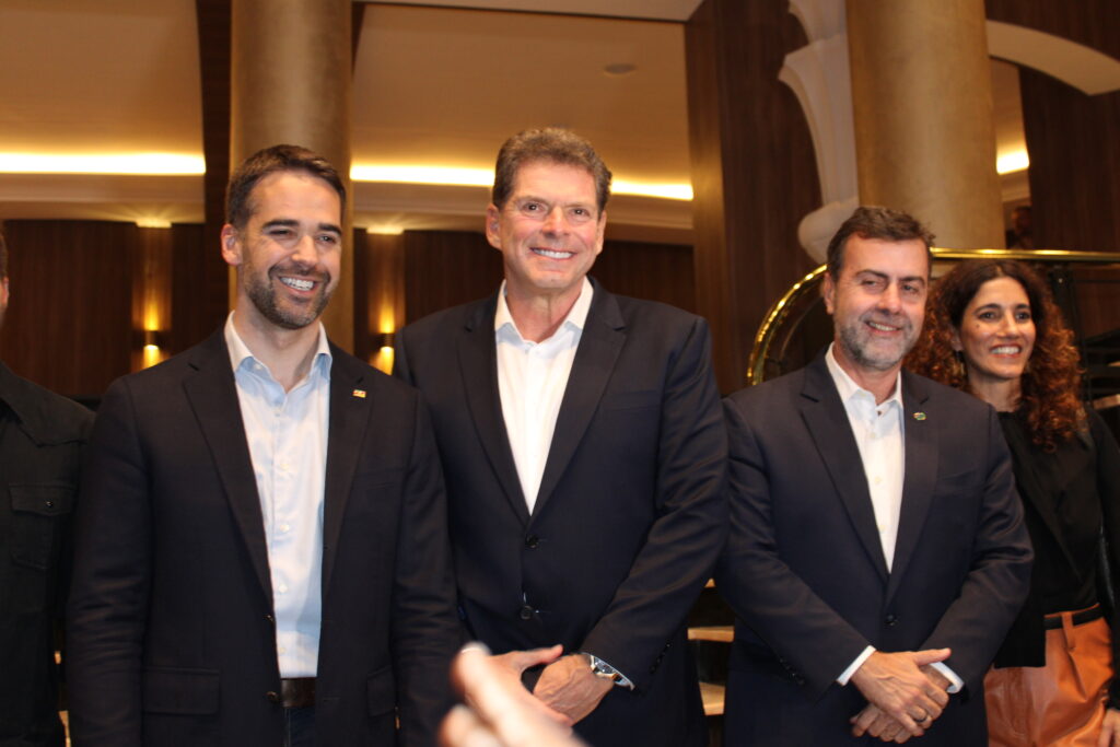 Governador do RS, Eduardo Leite, Alexandre Accioly, empresário e idealizador do Roxy Dinner Show, e Marcelo Freixo, presidente da Embratur
