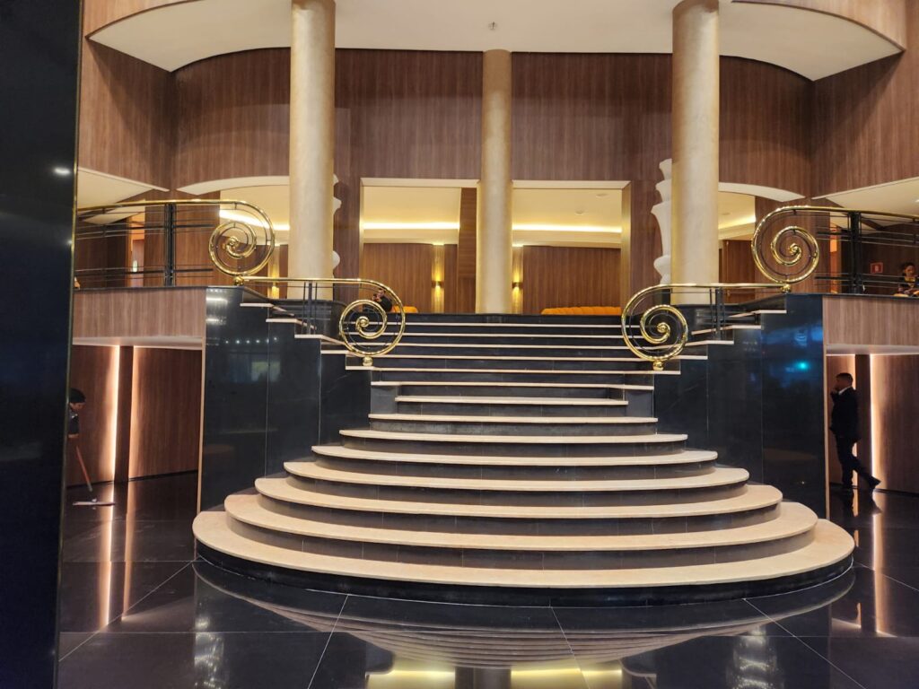 Hall de engrada do Cine Roxy e sua imponente e elegante escadaria