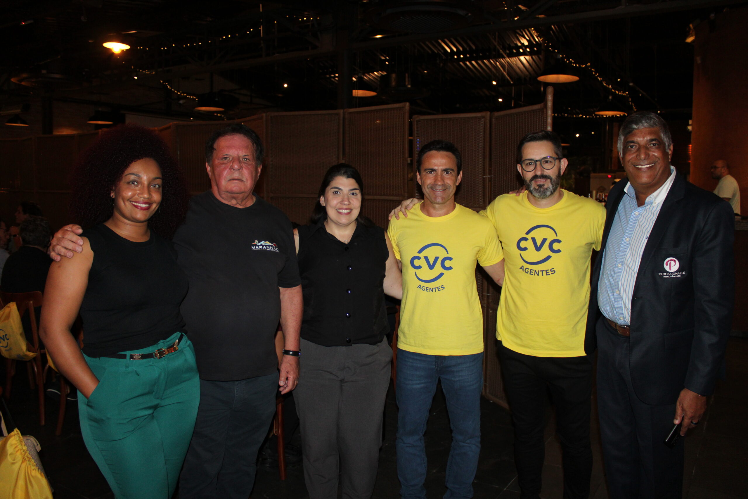 Airton Abreu, do Maranhão, e Amauri Morais, da Profissionalle Hotéis, entre Luziane Silva, Ariane Cirilli, Rogério Mendes, Julio Cesar, da CVC Airton Abreu, do Maranhão, e Amauri Morais, da Profissionalle Hotéis, entre Luziane Silva, Ariane Cirilli, Rogério Mendes, Julio Cesar, da CVC