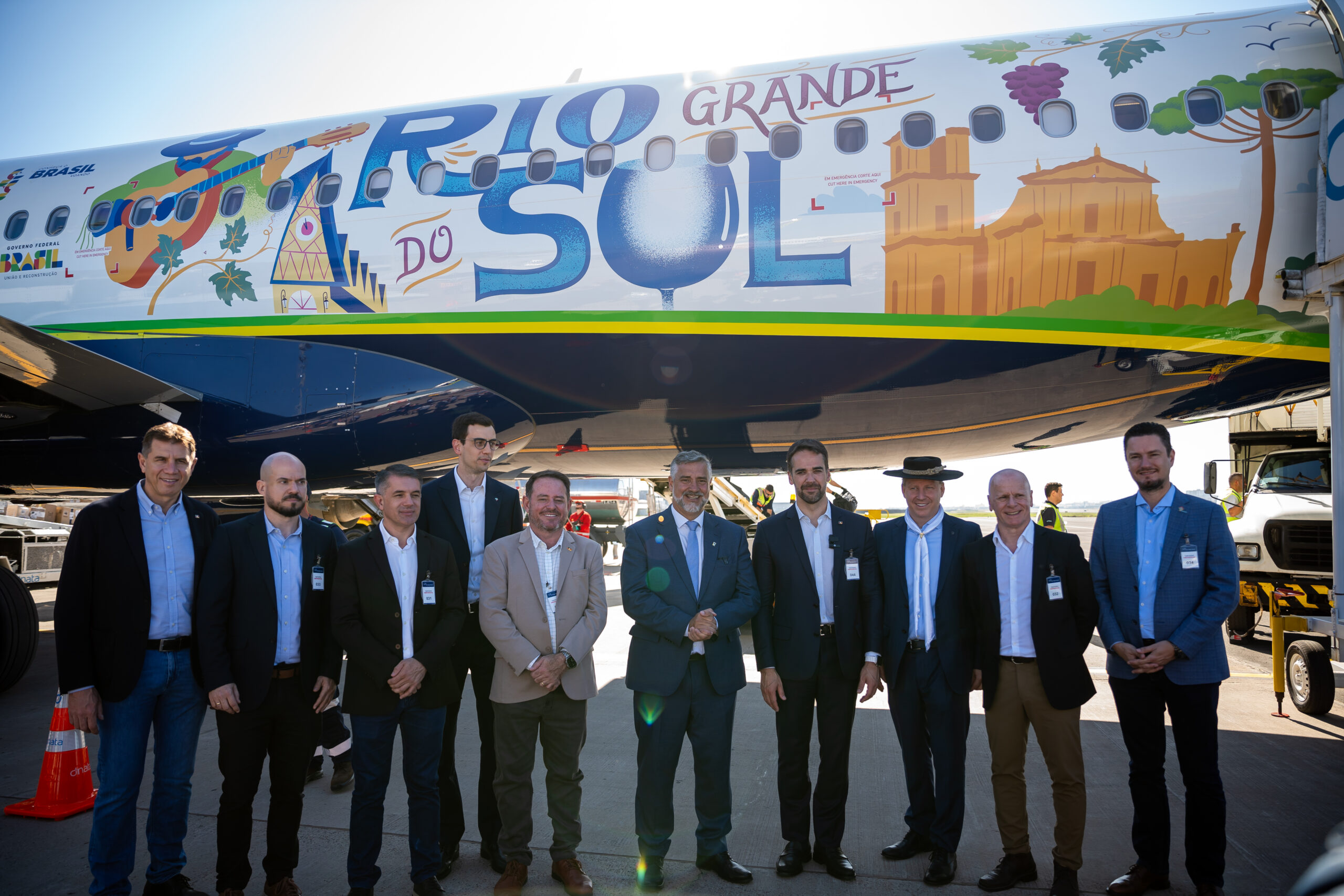 Autoridades do Estado e da Azul pousaram na frente do avião em homenagem ao RS