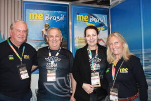 Valdir Luiz Della Giustina, do Centroserra, e Ana Lucia Vieira, da Setur-SC, entre Roy Taylor e Rosa Masgrau, do M&E (Manuela Miniguini/M&E)