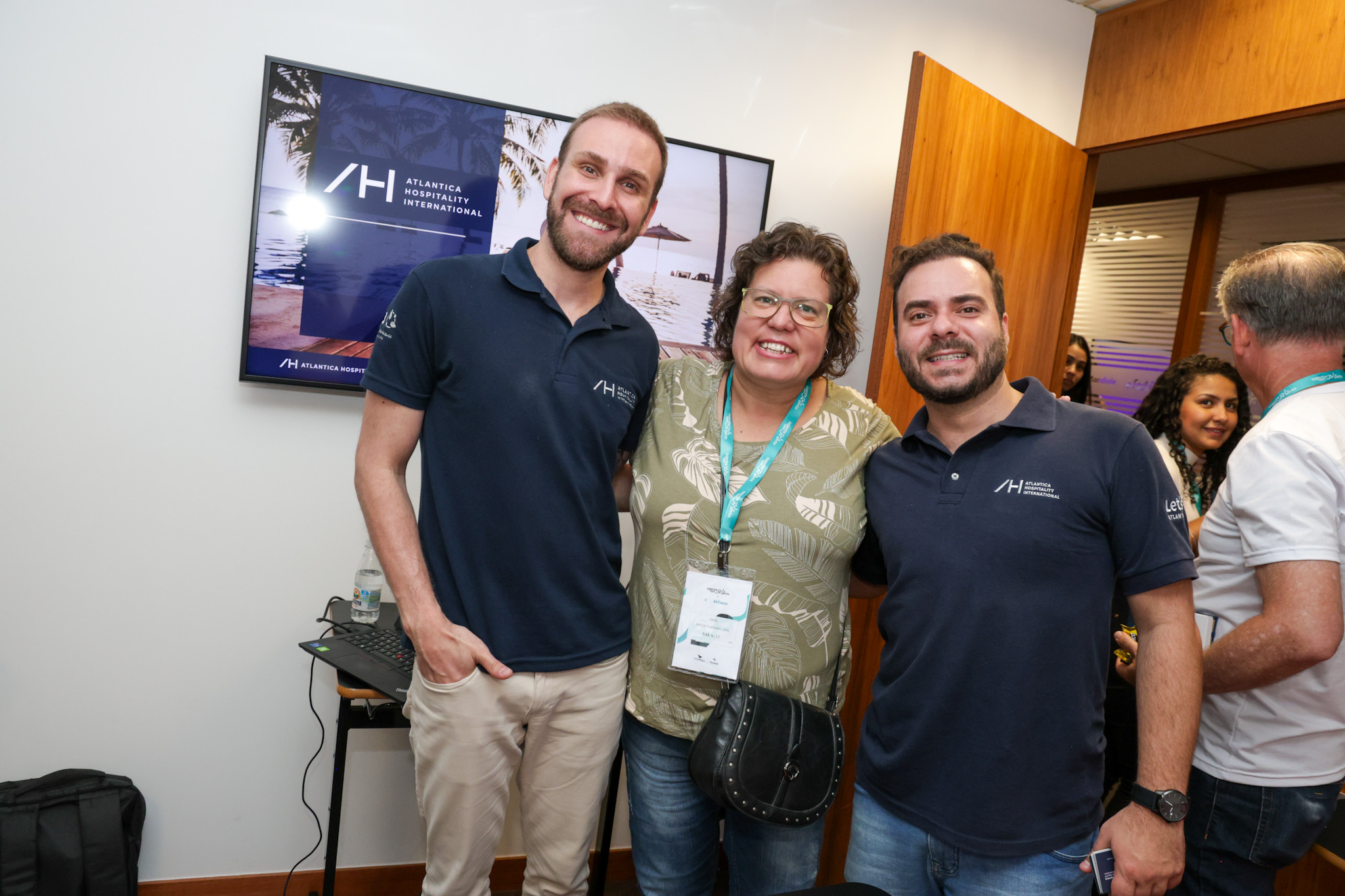 Jane Rodrigues, da Opium Viagens, entre Gabriel Godinho e Mateus Smaniotto, da Atlantica Hospitality Jane Rodrigues, da Opium Viagens, entre Gabriel Godinho e Mateus Smaniotto, da Atlantica Hospitality