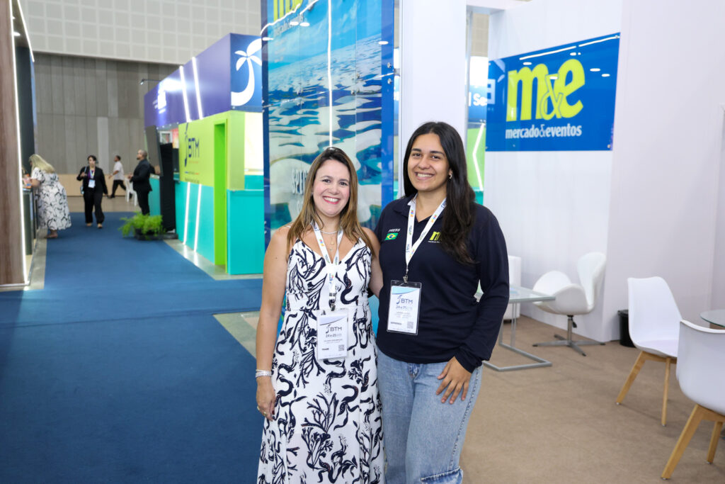 Juliana Assumpção, diretora da Abav-SP Aviesp, e Janaína Brito, editora do M&E