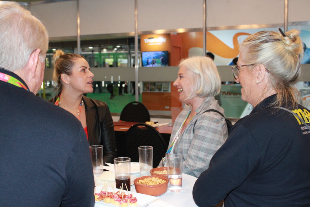 Kenia Jaeguer e Marcela Cuesta, da Festuris, no estande do M&E com Rosa Masgrau e Roy Taylor