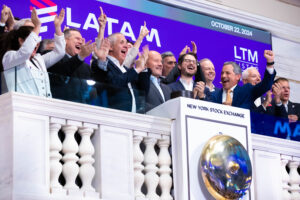 Grupo atualizou suas projeções para 2024 informando que, em termos de capacidade, espera um crescimento entre 15% e 16% em relação ao ano anterior. Por sua vez, disse que espera um EBITDAR anual ajustado entre US$3 bilhões e US$3,15 bilhões, superior ao informado em maio passado (Divulgação/Latam)