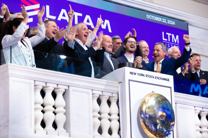 Bom momento para a Latam: grupo compartilha projeções financeiras nesta terça-feira (22) 1 Grupo atualizou suas projeções para 2024 informando que, em termos de capacidade, espera um crescimento entre 15% e 16% em relação ao ano anterior. Por sua vez, disse que espera um EBITDAR anual ajustado entre US$3 bilhões e US$3,15 bilhões, superior ao informado em maio passado (Divulgação/Latam)