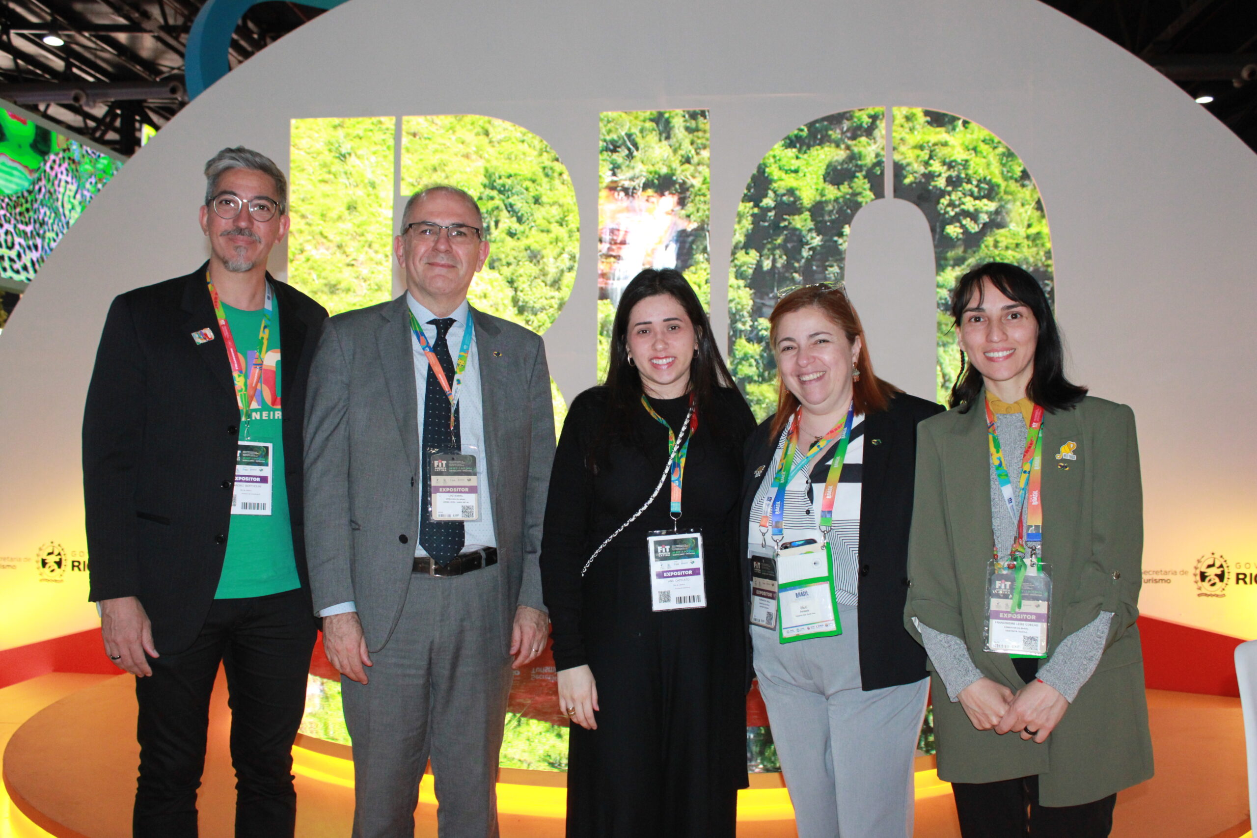 Luiz Marfil, da Embaixada do Brasil na Argentina, entre Leandro Bertholini e Ana Cazelato, do Rio de Janeiro, e Fernanda Galli e Francimeire Leme Coelho, também da Embaixada
