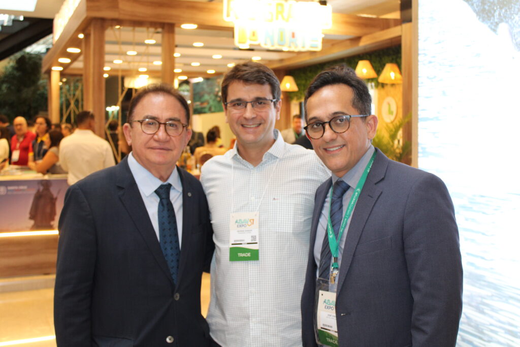 Manoel Linhares, da Abih Nacional, com George Gosson, do Praiamar Hotéis, e José Odécio, do Hotel Pipa Lagoa