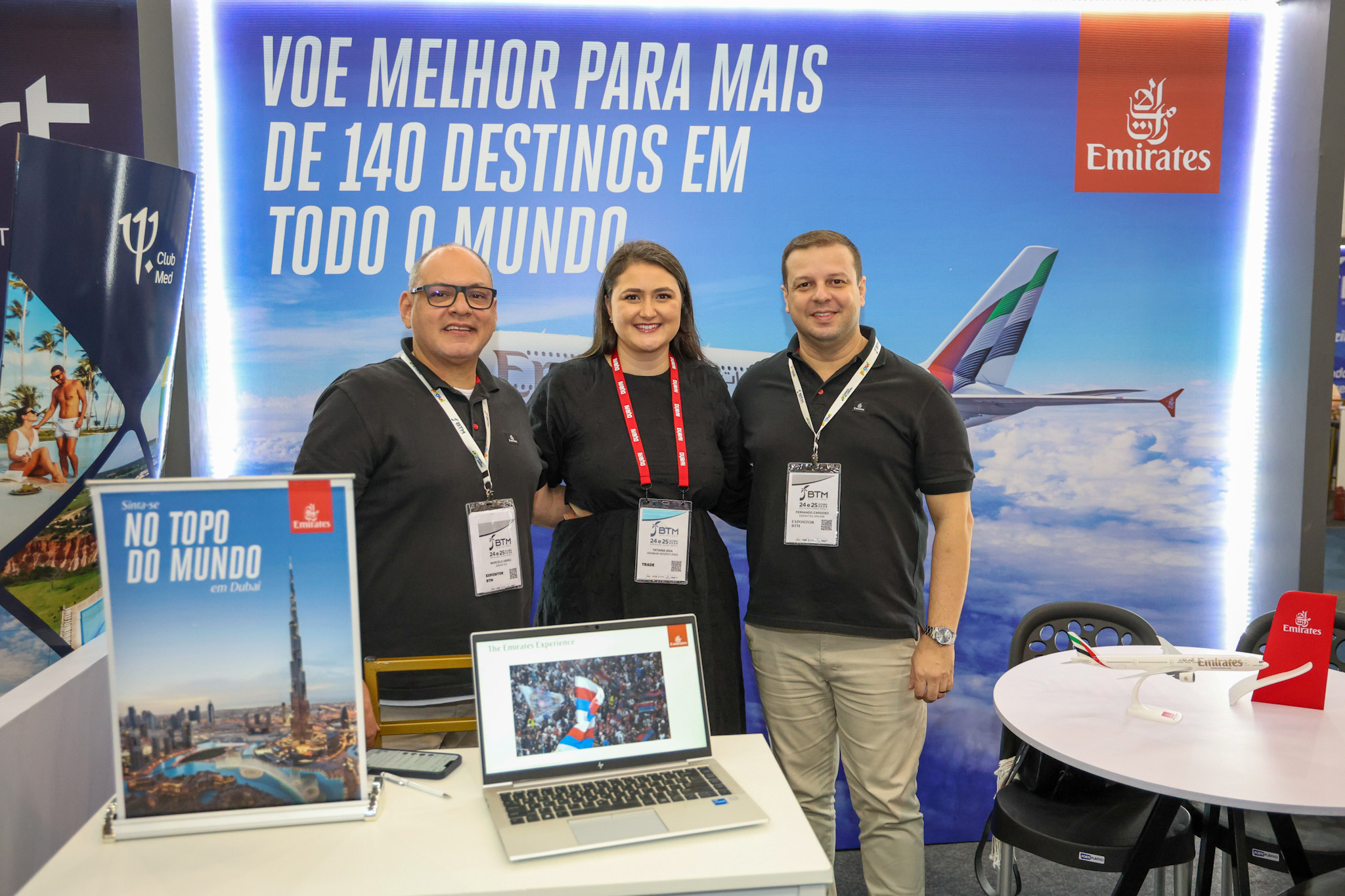 Marcelo Abreu e Fernando Cardoso, da Emirates, com Tatiana Issa, da Arábian Adventures