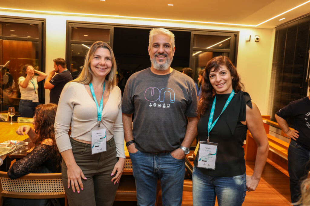 Marcelo Rolim, da Ancoradouro, entre Elizângela Vicentini e Fabiana Passini, da Mescla Turismo Marcelo Rolim, da Ancoradouro, entre Elizângela Vicentini e Fabiana Passini, da Mescla Turismo