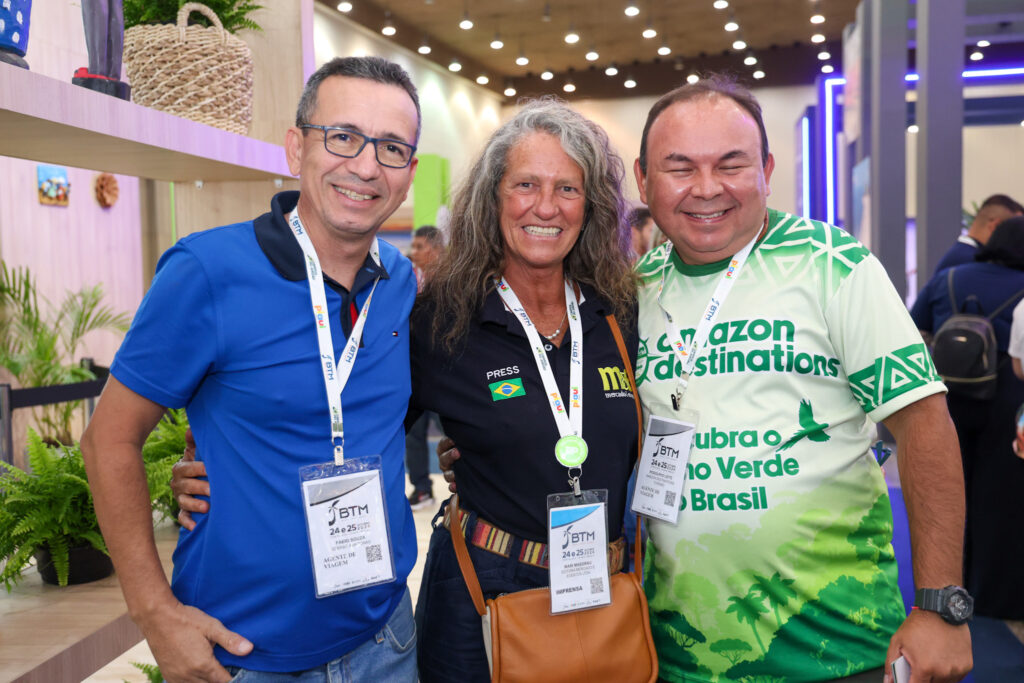 Mari Masgrau, do M&E, entre Fábio Souza, do Sebrae Amazonas, e Rodolpho Leite, da Amazon Destinations Turismo