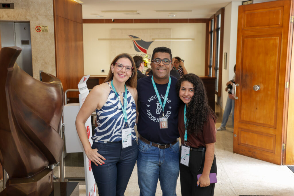 Marlon Pinheiro, da Ancoradouro, entre Ana Paula Ramazzini, e Vitória Cristina, da Estação Amparo