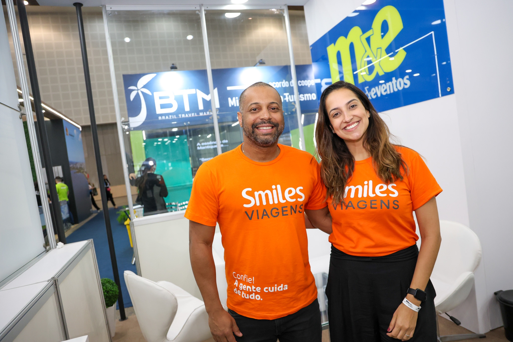 Mauricio Anias, gerente comercial, e Nathalia Vicente, coordenadora de negócios e produtos da Smiles Viagens