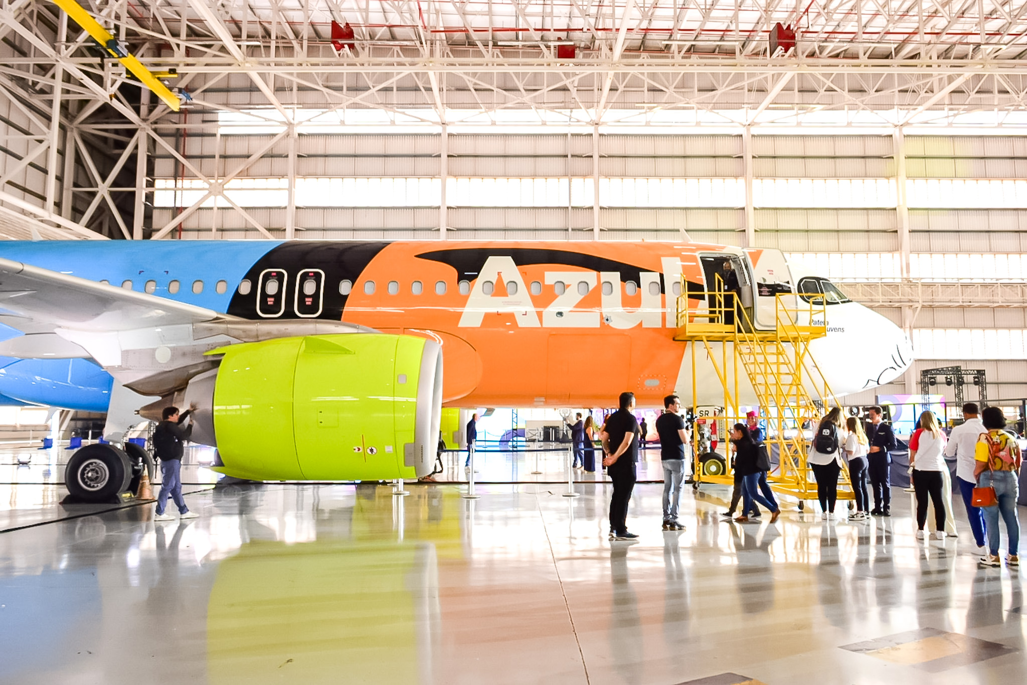 Na ação comemorativa, a Azul abriu o avião para seus convidados visitarem Na ação comemorativa, a Azul abriu o avião para seus convidados visitarem