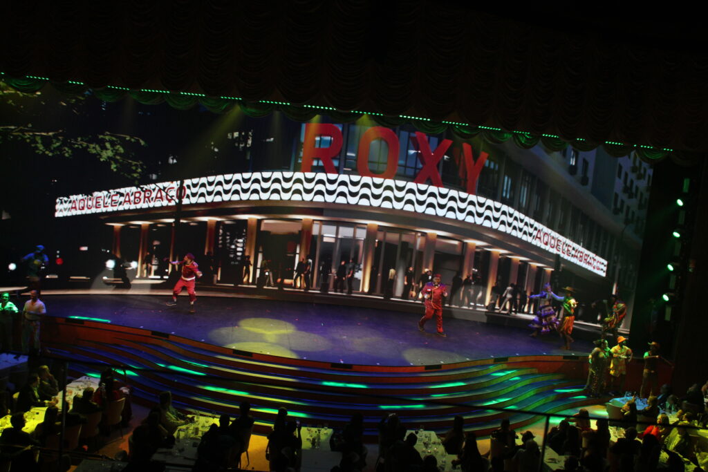 Na tela do palco principal uma homennagem ao histórico Cine Roxy