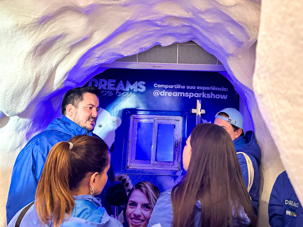 No Dreams Ice Bar é preciso usar roupa de inverno para temperaturas negativas No Dreams Ice Bar é preciso usar roupa de inverno para temperaturas negativas