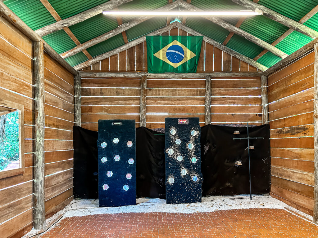 No Vale dos Dinossauros há um espaço para tiros de airsoft No Vale dos Dinossauros há um espaço para tiros de airsoft