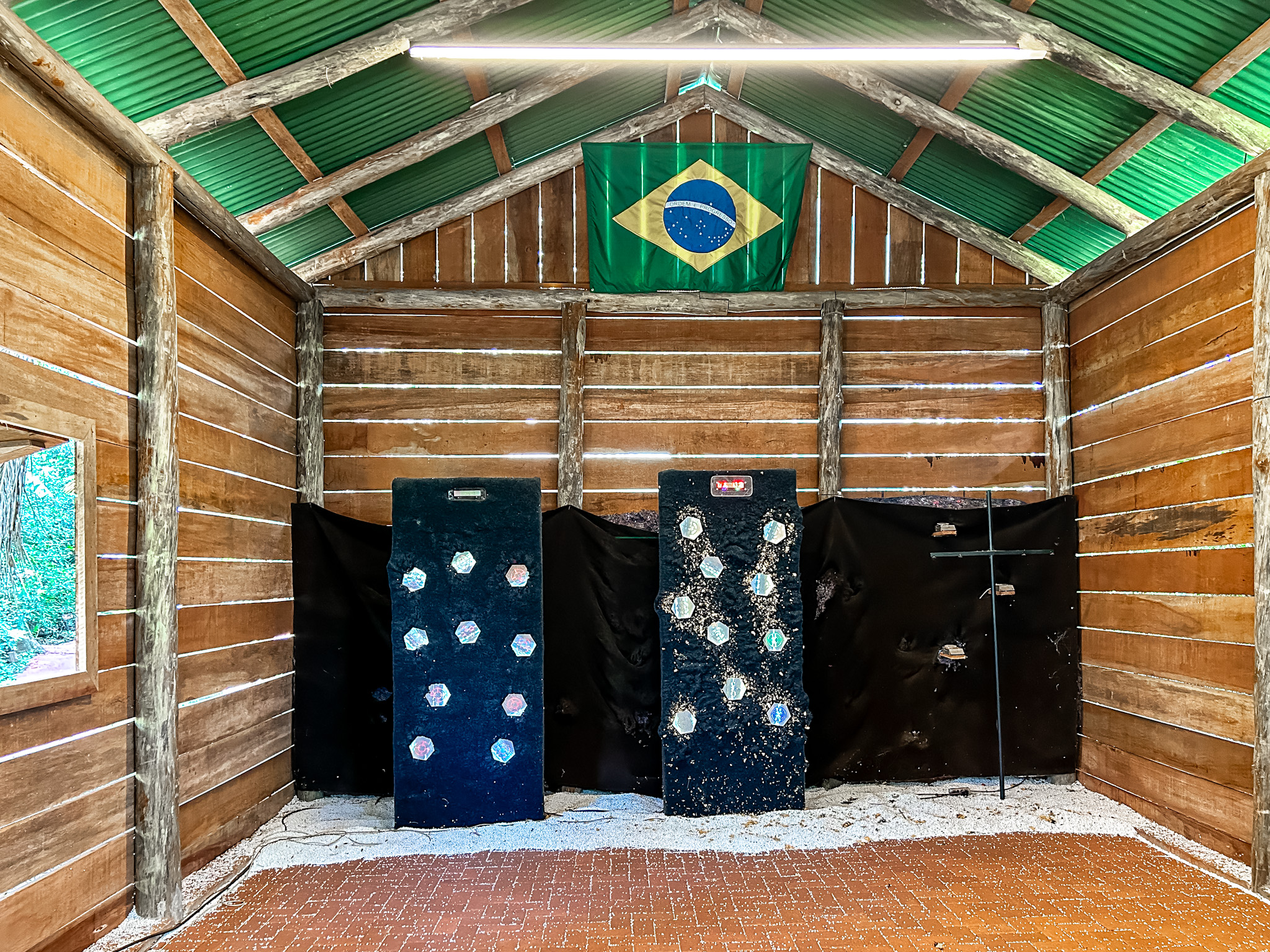 No Vale dos Dinossauros há um espaço para tiros de airsoft No Vale dos Dinossauros há um espaço para tiros de airsoft